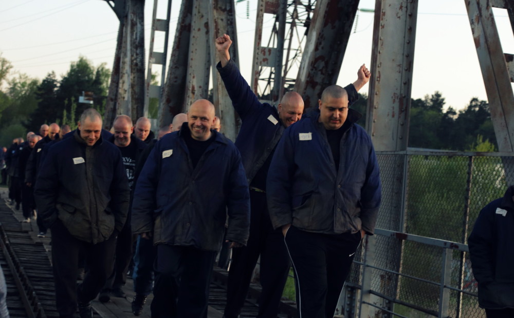 Teju 70 cietumnieki skrien pa Juglas mikrorajonu - tā Rīgā uzņem filmu 