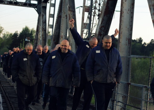 Teju 70 "cietumnieki" skrien pa Juglas mikrorajonu - tā Rīgā uzņem filmu "Jelgava ‘94"
