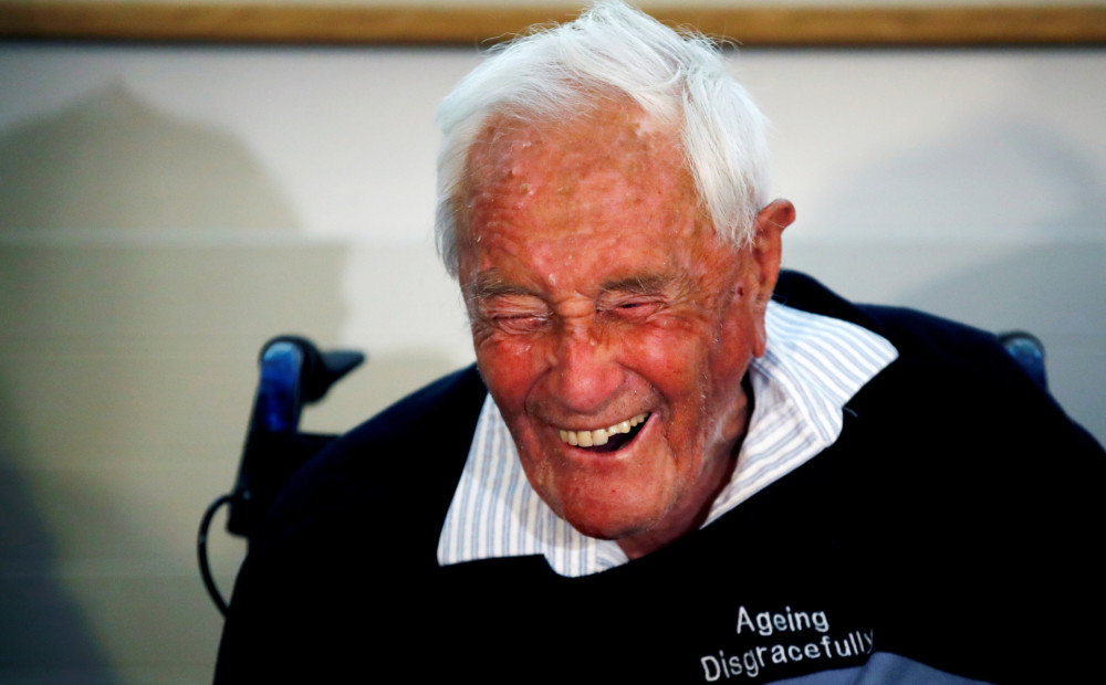 104 gadu vecumā, skanot Odai priekam, ārstu asistētu pašnāvību veicis austrāliešu zinātnieks