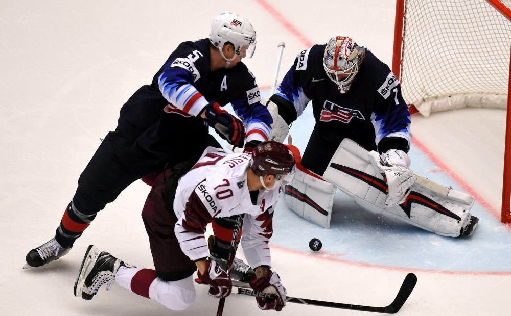 Latvijas hokeja izlase pēc pārliecinošas pirmās trešdaļas cīnās neizšķirti pret ASV