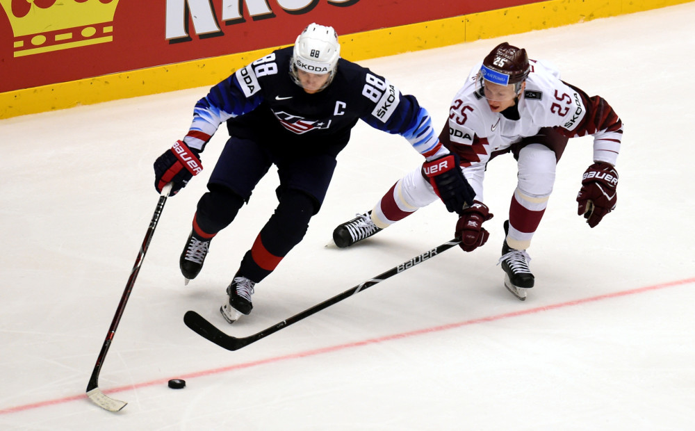 Latvijas hokeja izlase pēc divām spožām trešdaļām cīnās neizšķirti pret ASV
