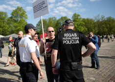 Policisti aiztur protestētāju Uzvaras parkā, kur notiek biedrības "9maijs.lv" rīkots pasākums, kurā piemin Otrā pasaules kara upurus un svin 73.gadadienu kopš bijušās Padomju Savienības uzvaras pār nacistisko Vāciju.