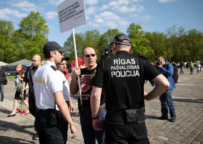 Pašvaldības policija noliedz, ka tās darbinieks būtu aizrādījis par Latvijas karoga lentītes nēsāšanu Uzvaras parkā