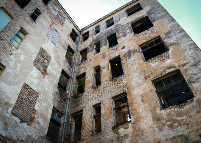 Ēkas Raņķa dambī 14 un Kalnciema ielā 2B būs jāsakārto.