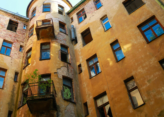 Ēkas Raņķa dambī 14 un Kalnciema ielā 2B tiks sakārtotas piespiedu kārtībā