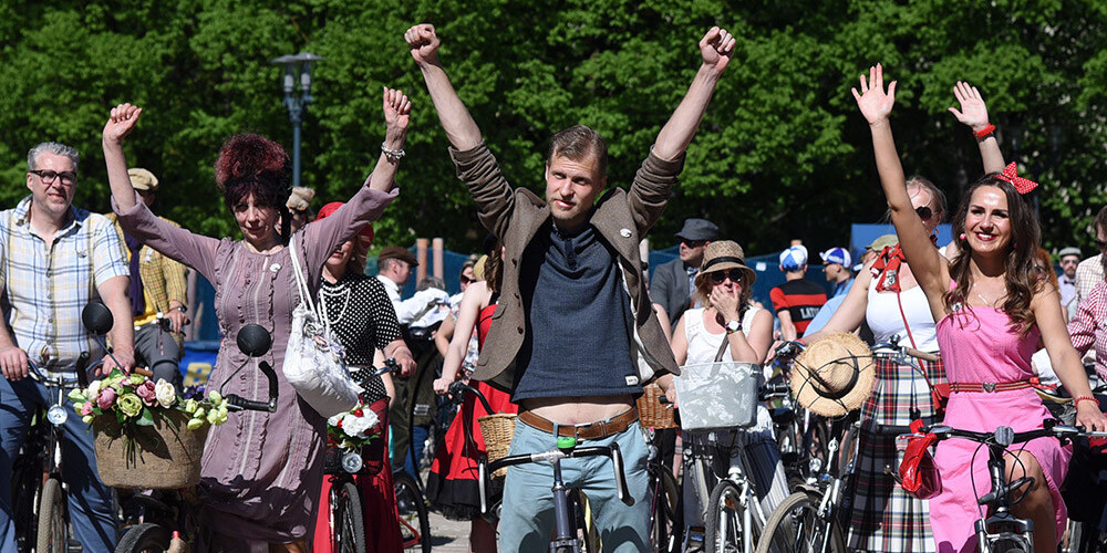 Retro stilā tērpušies un smaidīgi cilvēki piepilda Rīgas ielas, lai baudītu "Tvīda braucienu"