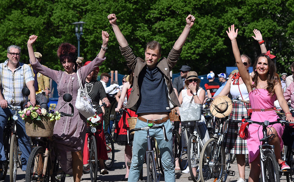 Retro stilā tērpušies un smaidīgi cilvēki piepilda Rīgas ielas, lai baudītu 