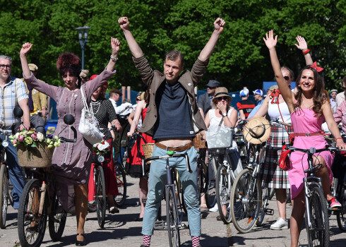 Retro stilā tērpušies un smaidīgi cilvēki piepilda Rīgas ielas, lai baudītu "Tvīda braucienu"