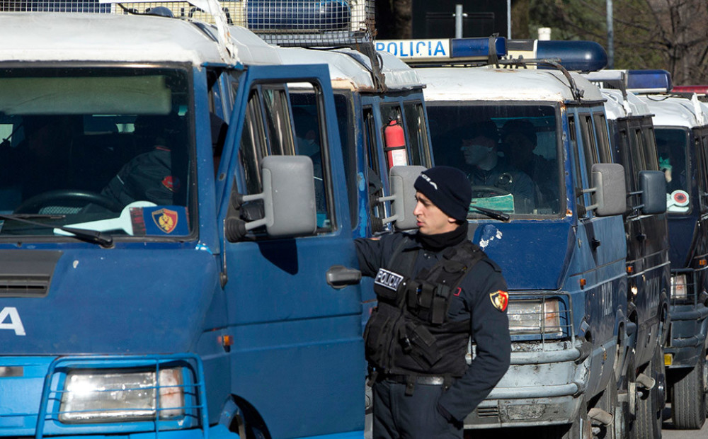 Albānijā 13 cilvēkus aiztur par narkotiku kontrabandu uz ES
