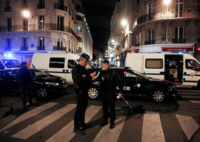 Terors Parīzē: vīrietis ar nazi nogalina vienu un ievaino 4 cilvēkus