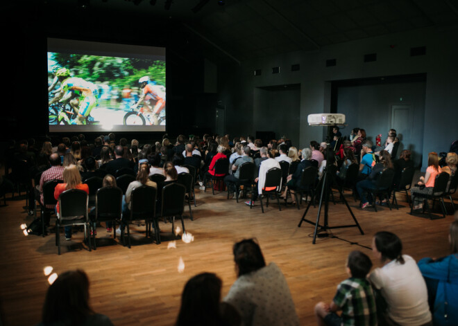 Brīvdienās jestri aizvadīts velo kino festivāls „Kino Pedālis”