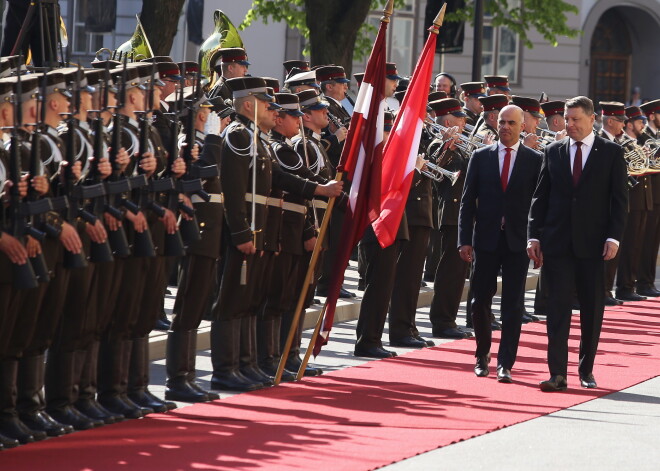 Valsts prezidents Raimonds Vējonis (no labās) un  Šveices prezidents Alēns Bersē oficiālās sagaidīšanas ceremonijas laikā pie Rīgas pils.