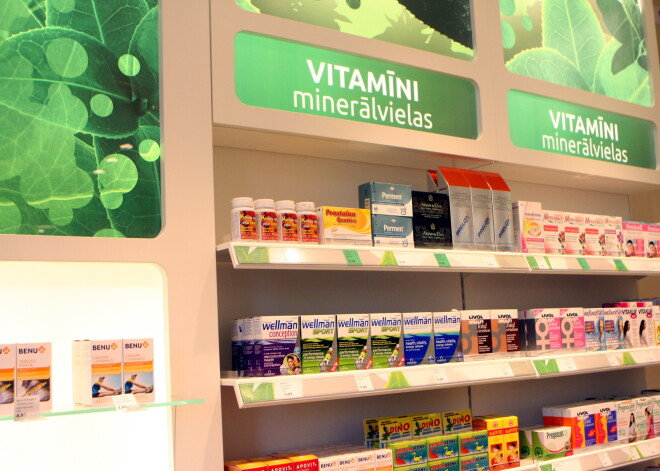 Sola atlaidi “visām precēm”, taču realitāte ir citāda: sievieti sanikno aptiekas reklāmas kampaņa