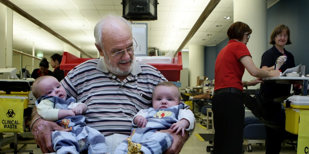 Austrālietis Džeimss 60 gadu garumā ziedoja savas asinis – to dīvainā sastāva dēļ izdevās izglābt 2,4 miljonus zīdaiņu