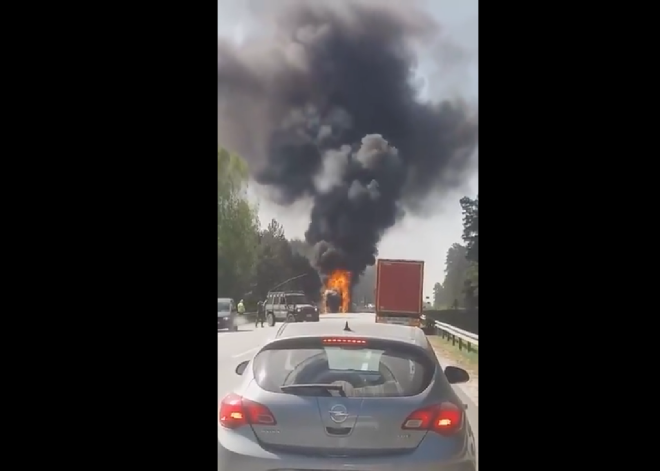 VIDEO: uz Tallinas šosejas sadeg kravas automašīna