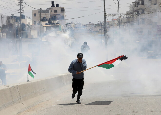 Protestētāju un Izraēlas spēku sadursmēs uz Gazas joslas un Izraēlas robežas nogalināti 37 palestīnieši un vairāk nekā 900 ievainoti, paziņojusi Gazas joslas Veselības ministrija.