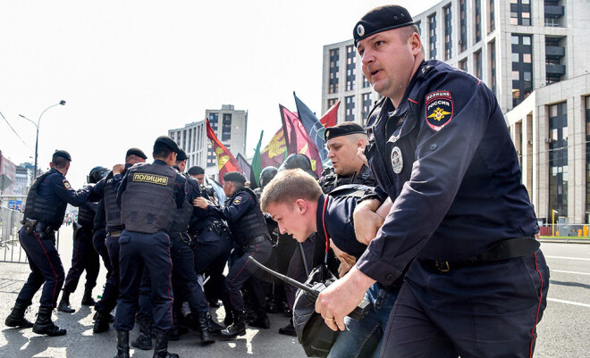 Krievijas policija aiztur protestētājus.