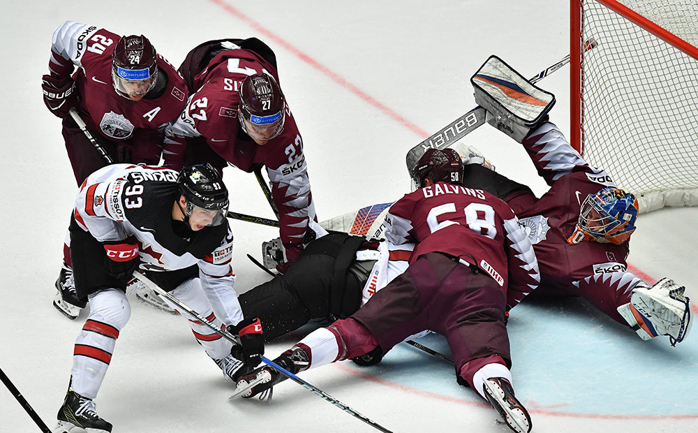 Latvijas hokeja izlase lieliskā mačā izcīna punktu pret zvaigžņoto Kanādu