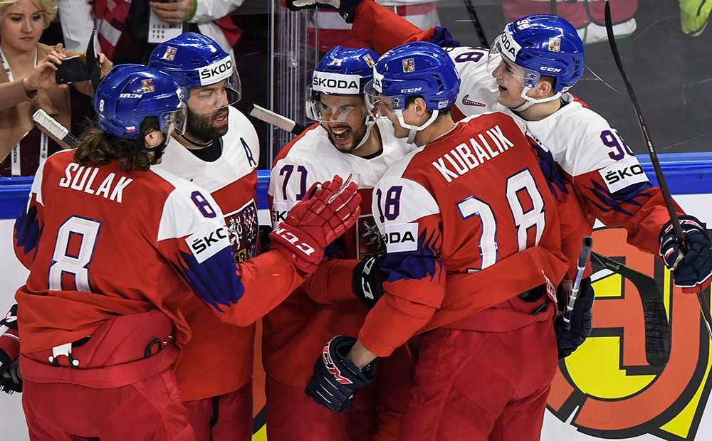 Čehijas hokejisti nervozā cīņā tiek pie piektās uzvaras pēc kārtas