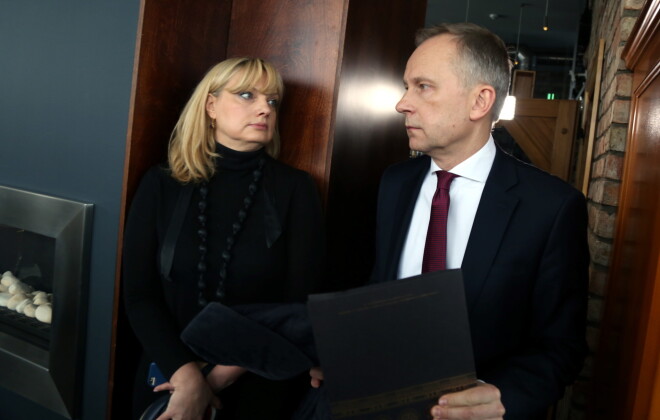 Ilgus gadus Latvijas Bankas prezidents Ilmārs Rimšēvičs bija precējies ar Latvijas Nacionālā teātra sabiedrisko attiecību vadītāju Līgu Rimšēviču. Līga viņu atbalsta ar šobrīd, kad Rimšēvičam pienākuši smagi laiki.