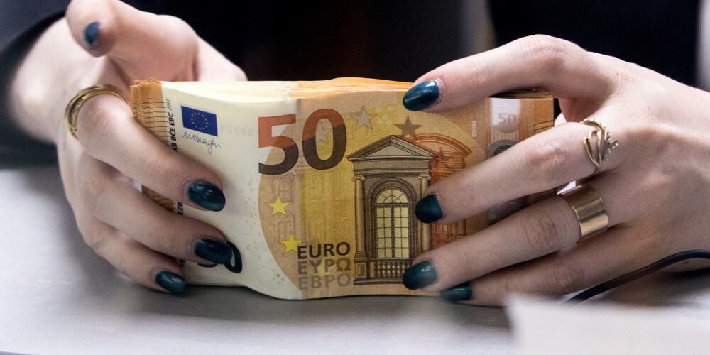 Bankām būs jāziņo par fiziskām personām, kuru konta apgrozījums gadā pārsniedz 15 000 eiro
