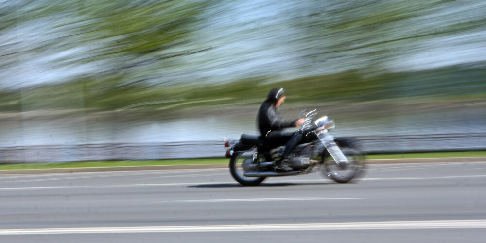 Pēc protesta Jūrmalas dome sola pārskatīt divu eiro iebraukšanas maksu motocikliem