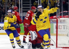 Zviedrijas hokejisti apspēlē Krieviju un uzvar apakšgrupā
