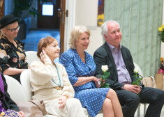 Izstādes "Elles ķēķis: Ņujorka – Latvija" atklāšanā pulcējās daudz sabiedrībā zināmu ļaužu.