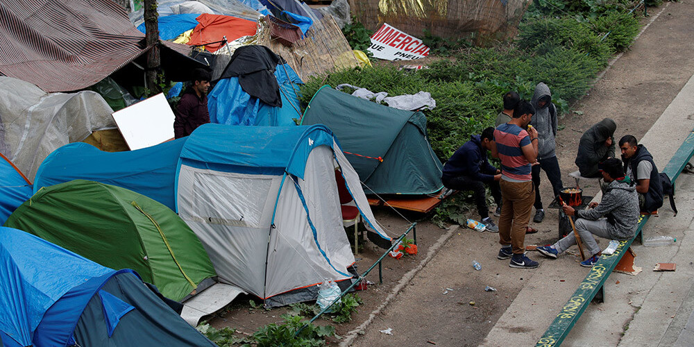 Parīzi pārpludina bēgļi: labdarības iestādes mudina valdību rīkoties
