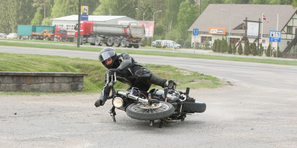 Pieredzējis motosportists parāda, ka Latvijas autoceļi pēc remonta kļūst bīstami dzīvībai