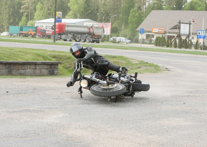 Pieredzējis motosportists parāda, ka Latvijas autoceļi pēc remonta kļūst bīstami dzīvībai