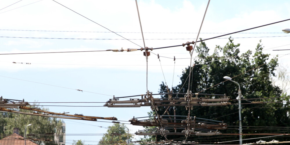 Trolejbusu vadi un stiprinājumi.