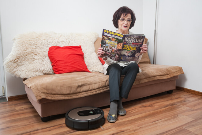 «Dikti patīk arī tas, ka Prātnieks nerunā pretī. Brauc pa dzīvokli, klusītēm žūžinādams, dara savu darbu, un es varu nejaukties ne viņa darbībā, ne ritmā, ne izvēles ceļos. Pa to laiku varu minēt krustvārdu mīklas, gatavoties lomai vai koncertam,» iegūtos vaļasbrīžus novērtē Olga.