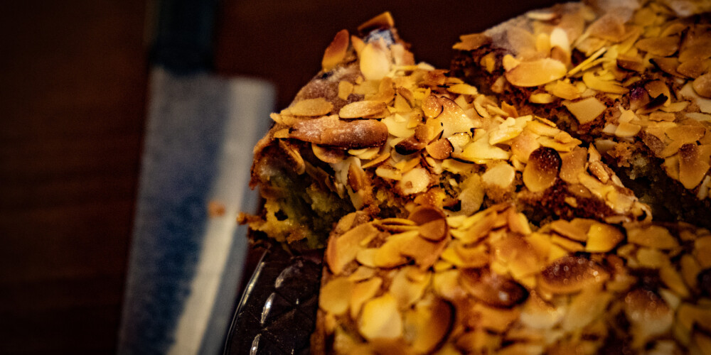 Šodien pasaulē svin cepšanas dienu. Uzzini, kā pagatavot pavasarīgu franču rabarberu kūku!