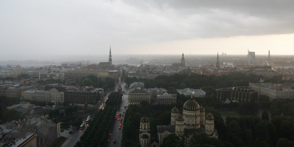 Tuvākajā diennaktī teju visā Latvijā stipri līs un dārdēs pērkons
