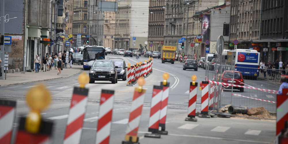 Sākas seguma atjaunošanas darbi vairākās Rīgas maģistrālajās ielās