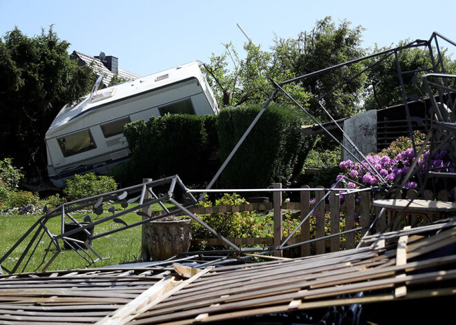 Izmētāti treileri, norauti jumti un izgāzti koki: Tornado Vācijas rietumos aiz sevis atstāj postu