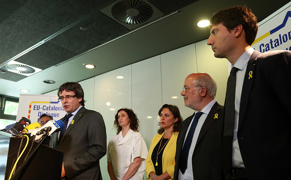 EP deputāti aicina ES kļūt par vidutāju Katalonijas krīzē