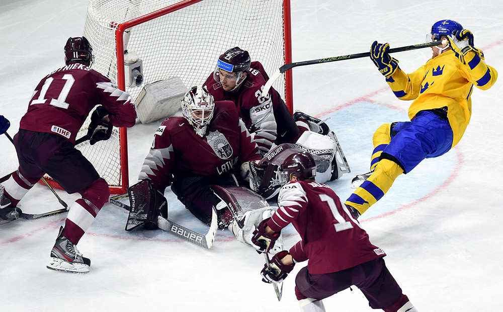 Latvijas hokejisti varenā cīņā liek nervozēt zviedriem un beidz dalību pasaules čempionātā