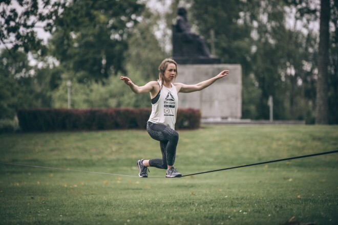 Balansa treniņš uz slackline Siguldā pie Krišjāņa Barona pieminekļa.