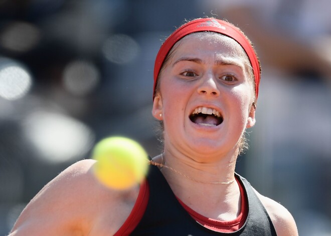 Ostapenko Romas WTA "Premier" ceturtdaļfinālā smagā cīņā zaudē titulētajai Šarapovai