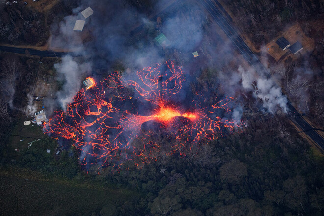 Kīlauea vulkāna lavas straume atgriezusi no ārpasaules aptuveni 40 mājas.