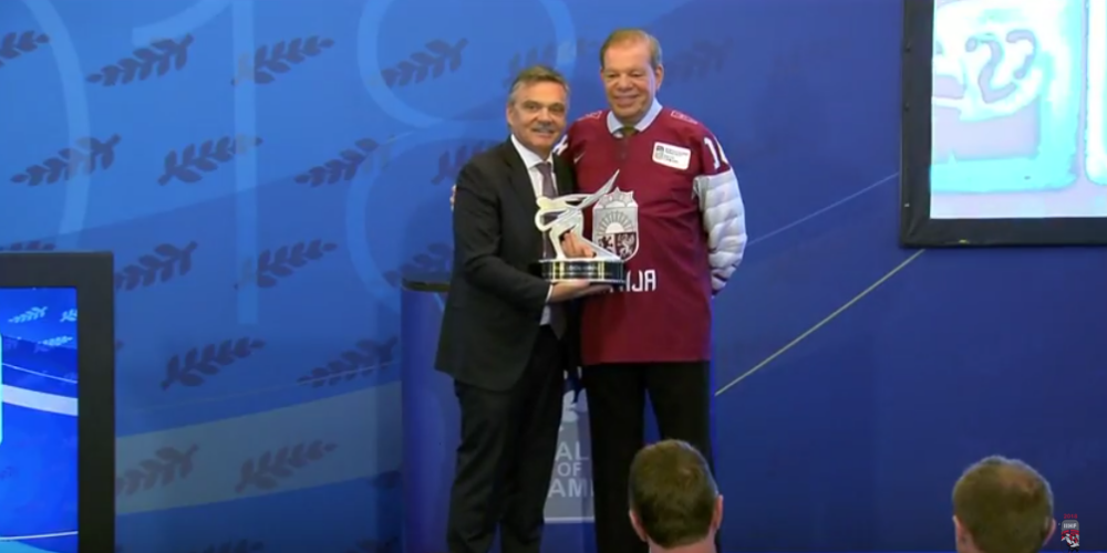 "Mani dārgie hokeja draugi, laiks skrien diezgan ātri..." - Kirovs Lipmans svinīgi saņēmis IIHF balvu par hokeja attīstību