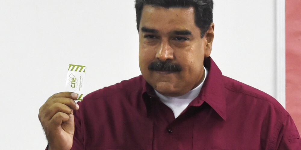 Maduro skubina venecuēliešus balsot, sola "nacionālo dialogu"