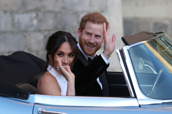 Saseksas hercogs un hercogiene - princis Harijs un Megana Mārkla savā kāzu dienā 2018. gada 19. maijā. Meganai pirkstā - iespaidīgs princeses Diānas gredzens.