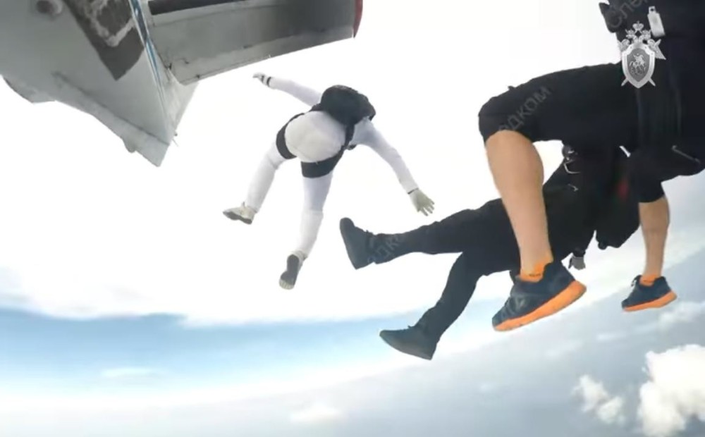 Видео прыжка, закончившегося смертью двух парашютистов | Otkrito.lv