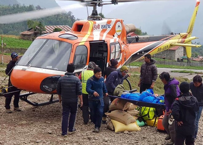 Himalajos miris slavenais japānis, kurš astoto reizi kāpa Everestā un iepriekš bija zaudējis 9 pirkstus