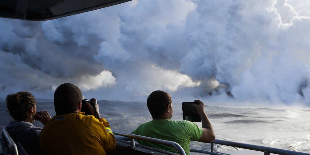 FOTO: Havaju salu vulkāna lava satiekas ar okeānu