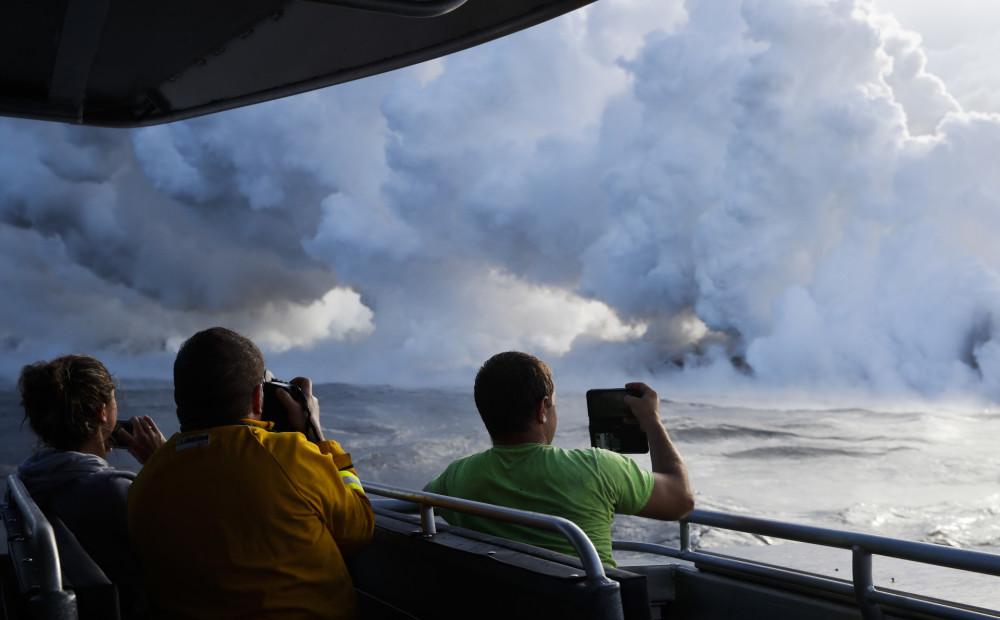 FOTO: Havaju salu vulkāna lava satiekas ar okeānu