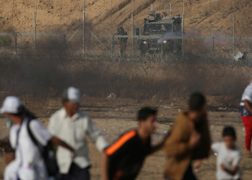Izrālas karavīti Gazas joslā mērķē uz palestīniešiem.